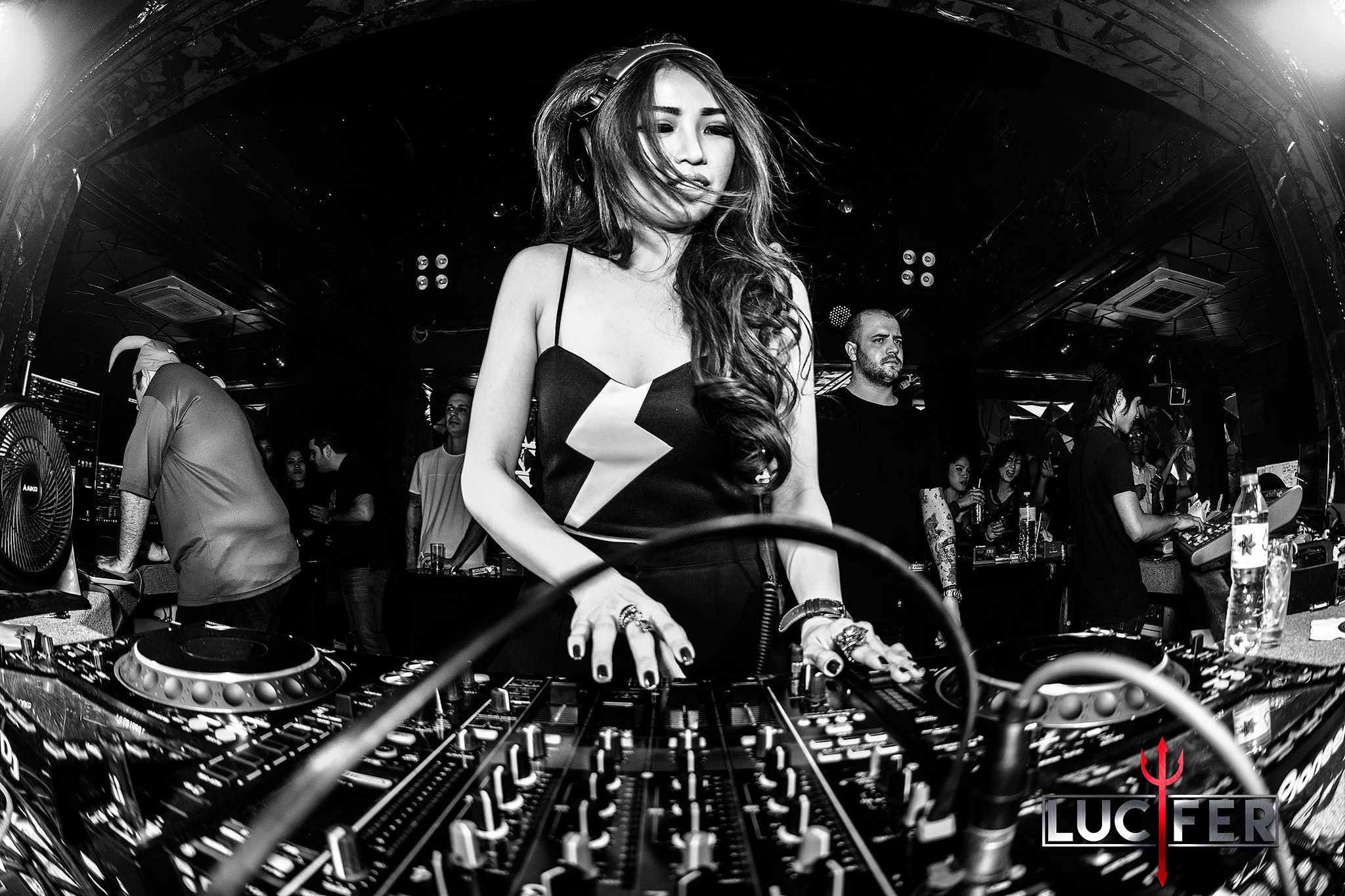 DJ in Nightclub use POS Thailand POS software for thailand and philippines, loyalty program and drink control